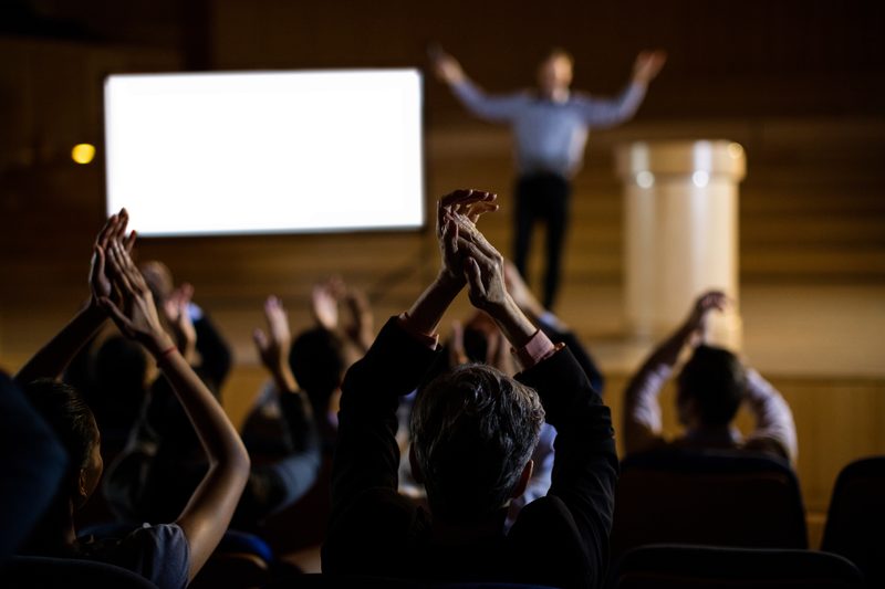 Público aplaudiendo durante una charla de oratoria moderna